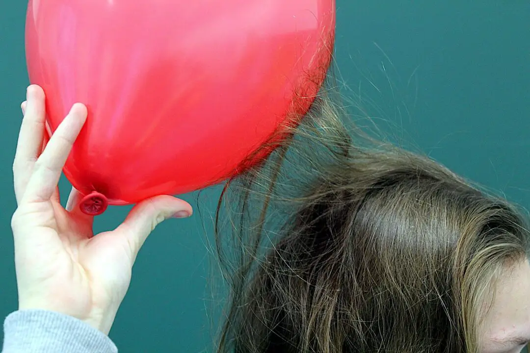 Attractive-electric-force-between-hair-and-balloon